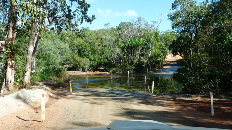 Betonierter Floodway des Normanby River